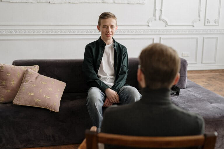 Jongen op bank